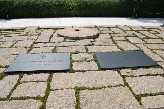 Ganz schlicht das Grab von JFK und Jacqueline Kennedy mit ewigem Gaslicht- so erdacht von Jackie Kennedy selbst. Das Grab liegt in gerader Linie auf der Achse der Arlington Memorial Bridge und dem Lincoln Memorial und die Gasleitung für die ewige Flamme wurde in der Nacht vor der Beerdigung noch schnell verlegt.