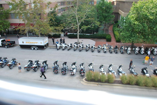 Dieses Bild könnte man in beide Richtungen endlos ausdehnen - Motorräder ohne Ende...