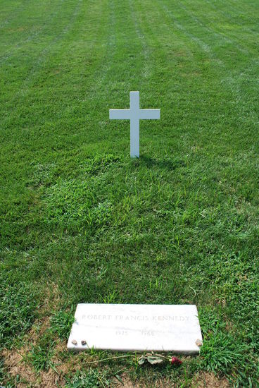 Dies ist das Grab von Bobby Kennedy, aber das von Ted sieht genauso aus.