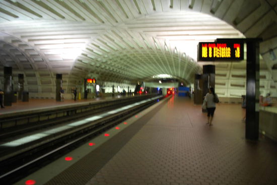 Mit Blitz fotografiert, in Wirklichkeit ist es viel dunkler in der U-Bahn von D.C.
