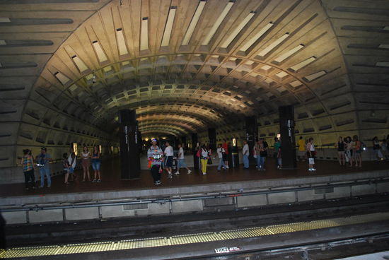 Das trifft es schon eher, obwohl sieht auch ziemlich hell aus: Habe ich etwa den "dunklen" Eindruck nur gewonnen, weil ich versehentlich meine Sonnenbrille aufgehabt habe ??? 