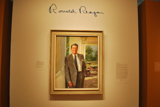 Interessant, wie unterschiedlich sich die verschiedenen Präsidenten haben abbilden lassen, das lässt durchaus Rückschlüsse darauf zu, wie sie so "drauf" waren, bzw. sind. Ronald Reagan, ganz kalifornisch-lässig, z.B.