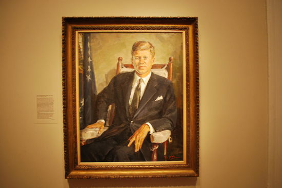 JFK, ein wenig verkrampft, oder ?