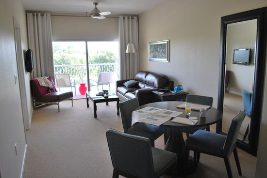 Mein Nobel-Appartement mit 2 flatscreens und 3 (!) Telefonen + Queensize-Bett, Balkon und Kitchenette mit allem Drum und Dran