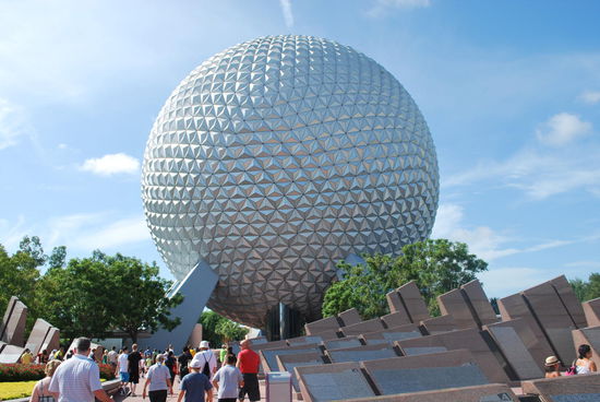 Spaceship Earth - drinnen besteigt man eine Bahn und es wird die Geschichte der Kommunikation abgereist bei der Fahrt durch diesen riesigen Ball - übrigens powered by Siemens...