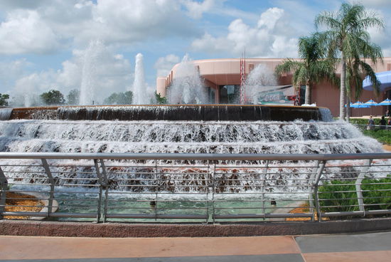 Gigantischer Brunnen