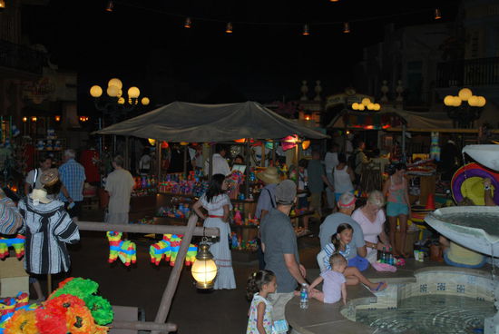 Erste Station der world showcase - ein Rundgang durch viele Staaten dieser Welt - so, wie Disney sich das vorstellt: Hier ist Mexico und im Restaurant gibt´s Tacos, Guacamole und Tortillas