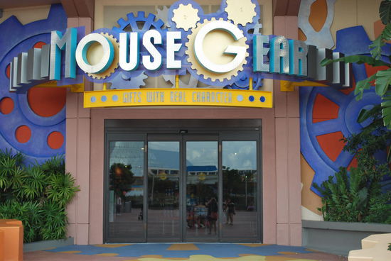 Gehört eigentlich an den Schluss: Der gigantische Souvenirshop mit jede Menge "mouse-gear", alles, was die Welt nicht braucht. Trotzdem komme ich mit einer vollen Tüte mouse-gear hier raus, war ja klar...