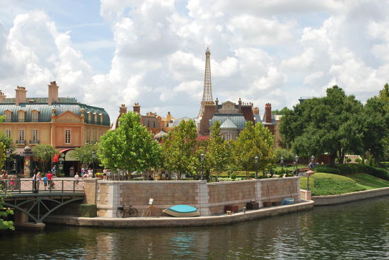 Vive la France (was mag es im Restaurant geben ? Haute cuisine ?? Crêpes gibt es jedenfalls sicher hier, habe ich gesehen)