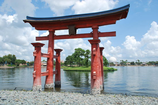 Japan - und das zugehörige Sushi-Restaurant ist gerammelt voll..