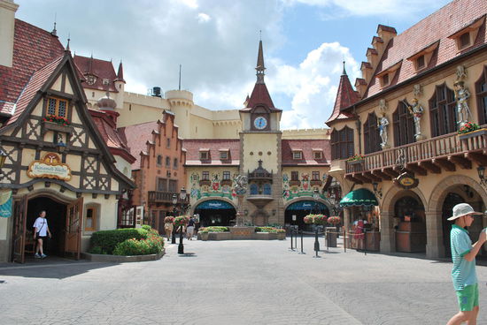 Good old Germany ! Aus patriotischen Gründen esse ich selbstverständlich hier ! Meine Bestellung gebe ich bei dem Mädel im Dirndl auf deutsch auf, sie grinst mich breit an, ist natürlich Deutsche und dann unterhalten wir uns erstmal ´ne Runde. So wahnsinnig viel hat sie nämlich nicht zu tun. Es gibt hier neben Bratwurst mit Sauerkraut (was durchaus richtig gut schmeckt) natürlich auch Bier, aber da ich kein Biertrinker bin, bleibe ich doch bei Coke. Zum deutschen Dorf gehören Läden mit Steiff-Plüschtieren, Kristallfiguren, Süssigkeiten und ein Weihnachtsladen mit ganz viel deutscher Weihnachts-Deko. Und es gibt eine ganz große Modelleisenbahn ! Das ist also Germany à la Disney !