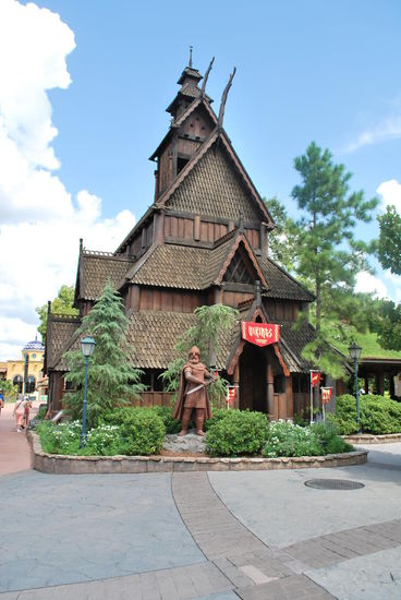 Scheinbar sehr beliebt, weil insbesondere das Restaurant brechend voll ist: Norwegen. Wahrscheinlich können Amerikaner sich nichts unter norwegischem Essen vorstellen und sind deswegen so heiss darauf (ich behaupte auch mal, dass erschreckend viele Amis nicht mal ansatzweise wissen, wo Norwegen überhaupt liegt !)