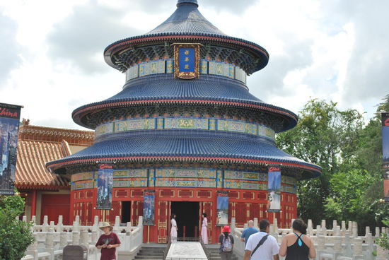 China - chinese food kennt man hierzulande, daher relativ leer, obwohl es Mittags- und Essenszeit ist...