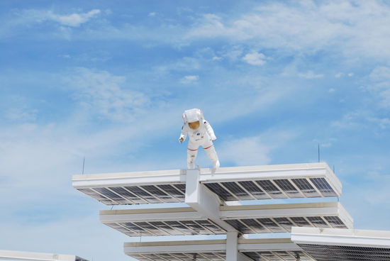 Eingangsbereich mit Astronaut auf dem Dach, ab hier läuft in Endlosschleife als Hintergrundmusik die Space Odyssey