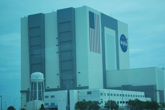 Das ist das Wahrzeichen des Kennedy Space Center, das Vehicle Assembly Building, die Montagehalle. Eine der grössten Hallen der Welt mit den höchsten Toren der Welt. Von hier aus wurden die Raketen und später space shuttles mit sogenannten crawlern zu den beiden Abschussrampen gefahren. Hier in der Nähe ist auch die Landebahn.