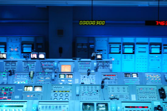 mission control "lebt" jetzt, blinkt, funkt, spricht und ist ganz schön beschäftigt mit dem countdown von allem, was jetzt "down-gecounted" werden muss...