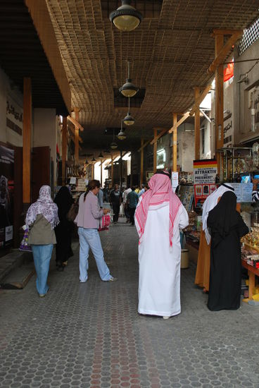 Tourinepp-Paradies Gewürz-Souk: Man beachte das Schild unter der deutschen Flagge hinten rechts - die Aufschrift lautet "attraktiv und preiswert", hey, A &amp; P speziell für uns Deutsche ! Ist das nicht toll ??? 