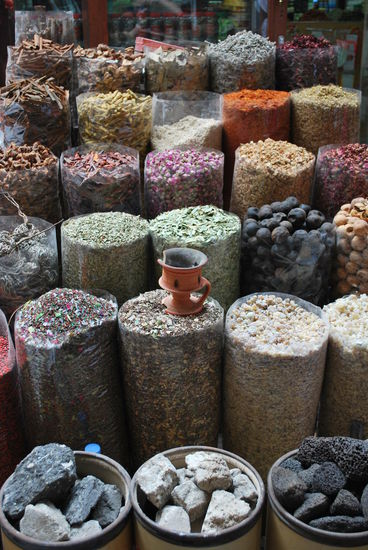 Man häufe bunte Gewürze, Tee´s, Knollen, Früchte, Blüten, Steine (!) - ach, alles, was bunt und schön aussieht in Säcke, lasse die Touri-Meute dran riechen, es betatschen, erzähle eine frei erfundene Geschichte aus 1001 Nacht darüber und kassiere wie Ali Baba´s Räuber die Dirhams...