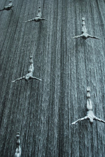 Wasservorhang mit Klippenspringern in der Dubai Mall