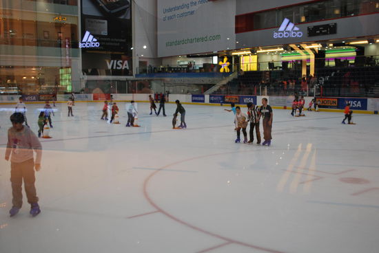In der Mall of the Emirates kann man Ski fahren, hier in der Dubai Mall eislaufen...