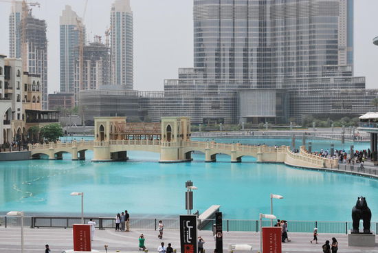 Die künstliche Lagune vorm Burj Khalifa - hier gibt´s auch die tanzenden Fontänen - kommt als Video wesentlich besser, also bitte auf youtube "Dubai fountains" eingeben und geniessen !