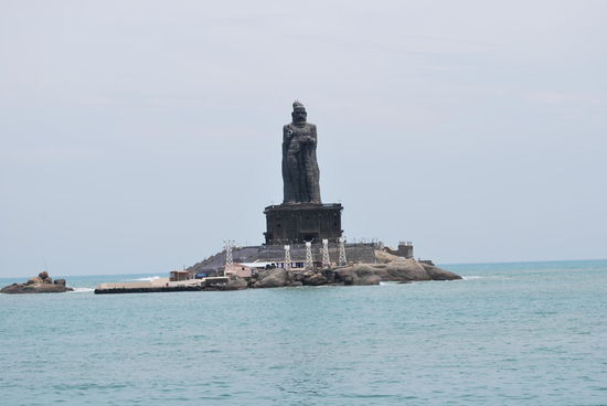Das allerdings ist nicht Swami Vivekananda, sondern ein Dichter namens Thiruvalluvar - die Statue ist aus dem Jahr 2000 und gilt als die indische Freiheitsstatue...