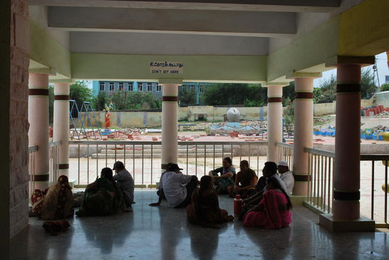 Das Schild oben sagt "don´t sit here" - sehr wirkungsvoll !