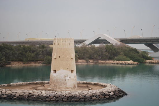 Der Wachturm aus der Beduinenzeit ist das älteste Gebäude Abu Dhabis. Die Brücke dahinter ist gerade mal 10 Monate alt...