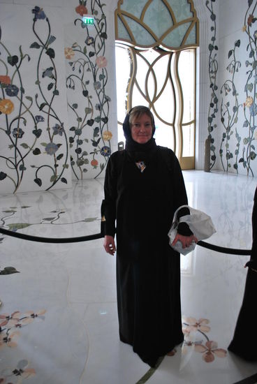 Die "Beule" unter meiner Abeya ist meine Handtasche und die Shayla ist schon verrutscht - das gehört sich so eigentlich nicht !