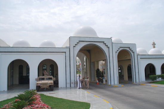 Immerhin grüsst der Typ auf dem Panzer freundlich !