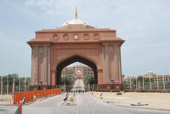 Haupteingangstor zum Emirates Palace Hotel