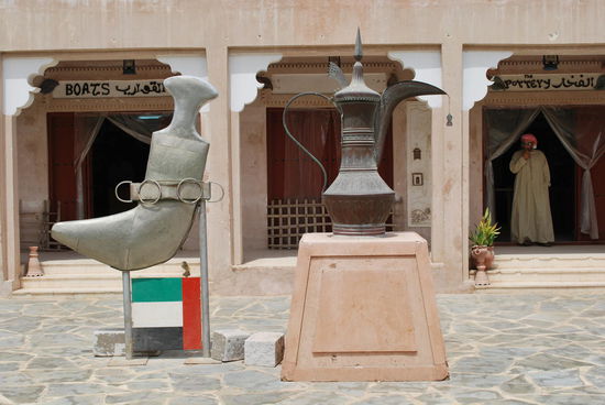 Krummdolch und Schnabelkanne - typisch für die Emirate