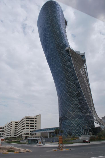 Das Foto muss ich noch schnell einschieben, denn na klar hat Abu Dhabi auch einen schiefen Turm ! Pisa ? Pah !!!