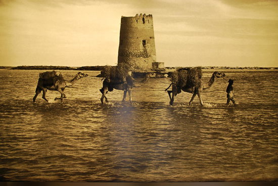 Man erkennt ihn wieder ! Der Wachturm aus Abu Dhabi, der noch heute dort steht, so gut wie unverändert !