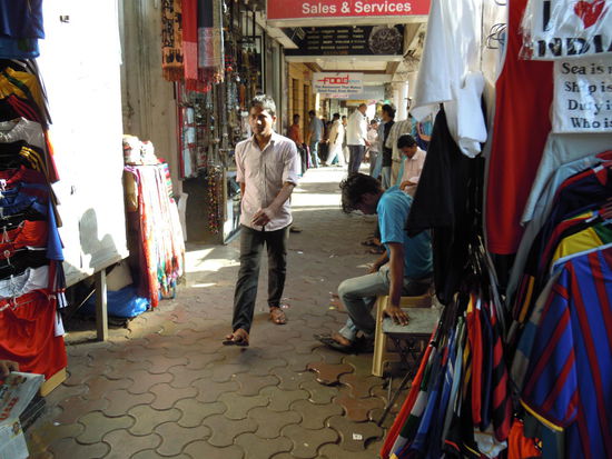 Souvenirmeile am Colaba Causeway entlanglaufen...