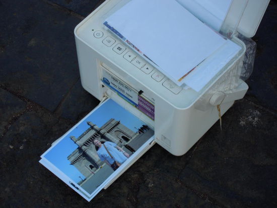 und ein paar Fotos von mir selber machen zu lassen von einem der Jungs mit den Spiegelreflexkameras und mobilen Druckern. Den Einfallsreichtum muss ich einfach honorieren, finde ich mega-klasse und kostet nur ein paar Rupien.