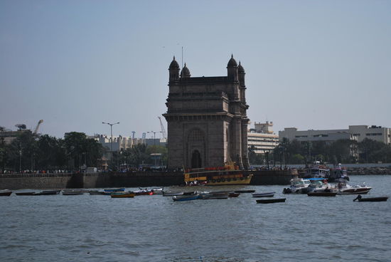 Nochmal aus weiter Entfernung und von der Seite: Gateway of India