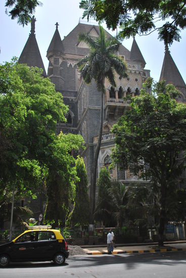 Die wunderschönen Kolonialgebäude des High Courts sind - genauso wie die University of Mumbai - so dermassen grün eingewachsen, es ist schwer, sie überhaupt auf´s Foto zu kriegen zwischen den ganzen Bäumen und Palmen.