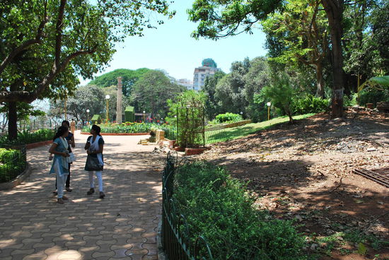 Durchschnaufpause für mich in den hanging gardens in Malabar Hill und Zeit für ein Eis ! Es gibt das verpackte Zeug von Langnese (Wall´s genannt in Asien) und Kulfi, das offene indische Eis. Ich probiere Kulfi, denn eigentlich habe ich ja einen Stier-Magen...