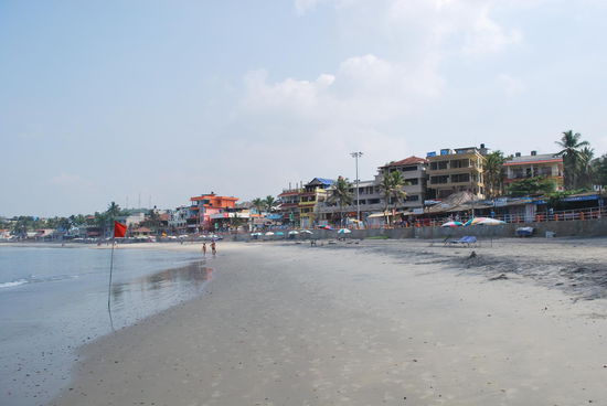 Es gibt gefährliche Strömungen und die roten Flaggen zeigen Badeverbot an, der Strand ist lifeguard-überwacht