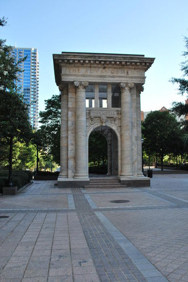 Carnegie Education Pavilion - sieht alt aus, stammt aber aus dem Olympiajahr 1996 in Atlanta - ein Monument für die Bildung, steht auch vor der Bibliothek.