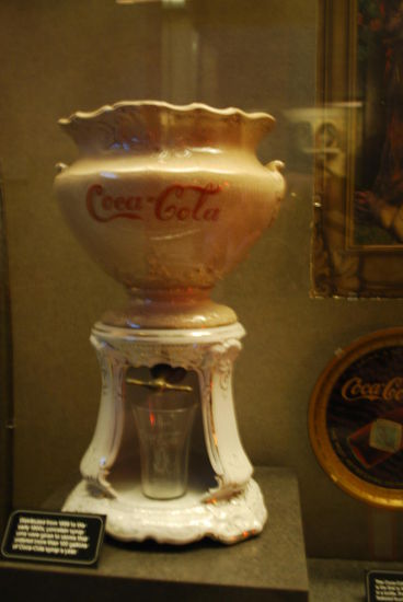 Bis 1894 gab es Coca-Cola nur so, aus dem Porzellan-Pott in Apotheken als Soda-fountain. Die erste Flasche Coke gab es erst 1894 und da hatte Pemberton schon keine Aktien mehr drin. Er hat 1887 schon verkauft.