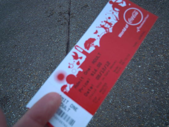 So ein wenig Taschendurchsuchung und Scannen schliesst sich an, aber man ist in USA, das wird zur Routine.