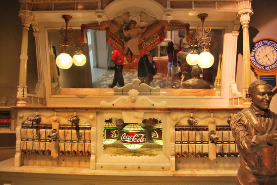 Die gute alte Zeit - Coca-Cola schwappte übrigens erst mit dem 2. Weltkrieg nach Europa herüber...