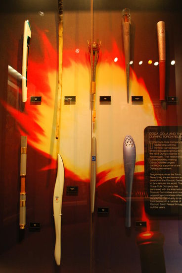 Coca-Cola ist Sponsor der meisten olympischen Spiele der Neuzeit, sie haben immer die torches gesponsort, die das olympische Feuer entfacht haben. Und sie sind alle hier, inklusive der aus London, obwohl die Spiele noch voll im Gange sind !