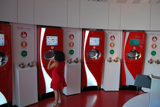 Und jetzt probieren, was immer die Coca-Cola-World weltweit hergibt. Zuckersüss, teils eklig, teils wohlvertraut.