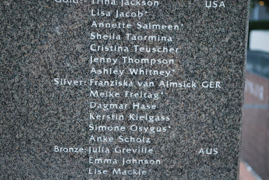 Diese Schwimmstaffel kenne ich und habe das Rennen damals gesehen ! Leider hat´s nur für Silber gereicht. Aber allemal besser, als das, was die deutschen Schwimmer dieses Jahr abgeliefert haben...