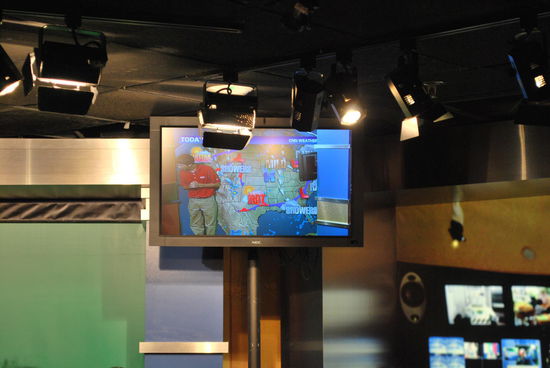 Auf der Studiotour erfährt man, wie´s gemacht wird: Arbeit mit dem Teleprompter und Wetterbericht vor der green screen. Alles total unterhaltsam erzählt und vorgeführt. Sehr lohnenswert angelegte 15 USD für das Ticket !