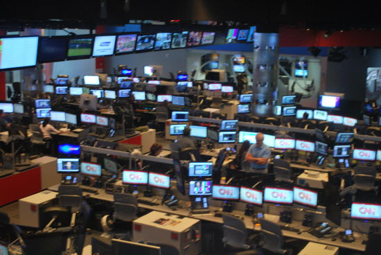 Der Newsroom von CNN - hier laufen die Nachrichten aus aller Welt zusammen und hier werden die News produziert. Ich habe noch nie soviele Bildschirme auf einem Haufen gesehen !