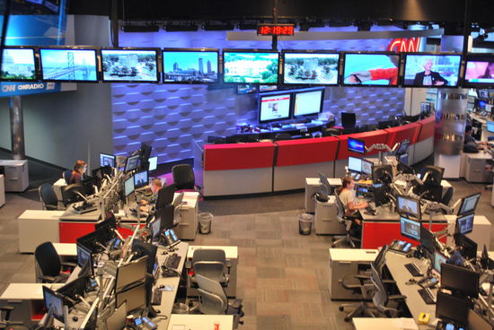 Es ist Sonntag und Mittagszeit, daher sind nur wenige Arbeitsplätze besetzt